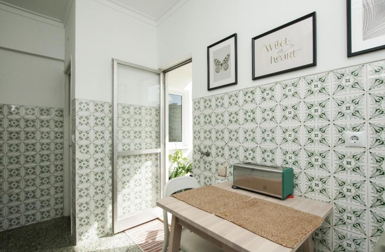 - Cost - Airport - Subway Apartment Lissabon