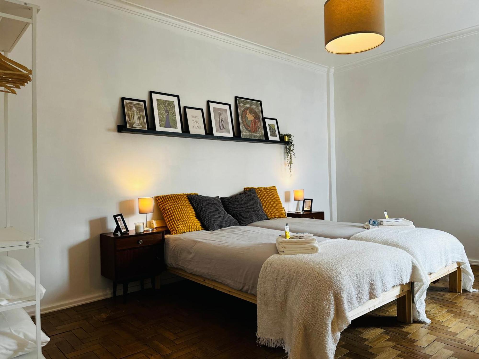 - Cost - Airport - Subway Apartment Lissabon